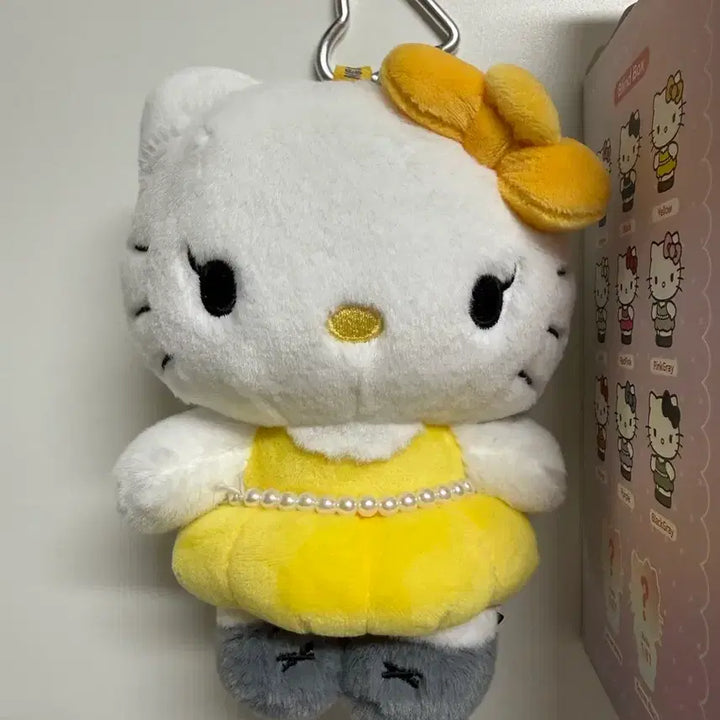[BUNJANG] Hello Kitty Jisoo Plush Keyring Yellow / 헬로키티 x 지수 플러시 키링 옐로우 (개봉 박스)