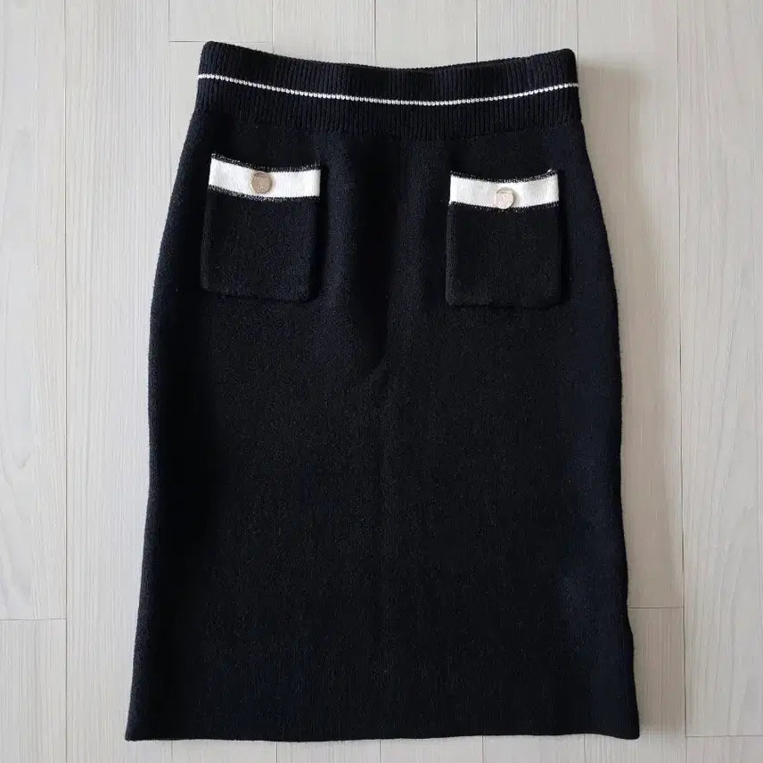 [BUNJANG] Black Knit Skirt with Pocket Detail / 블랙 니트 스커트 포켓 장식