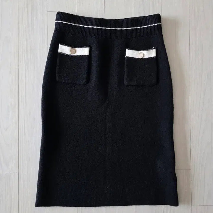 [BUNJANG] Black Knit Skirt with Pocket Detail / 블랙 니트 스커트 포켓 장식