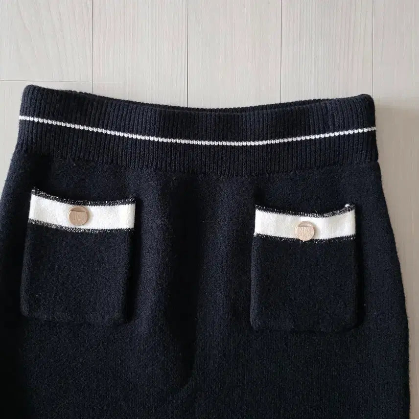 [BUNJANG] Black Knit Skirt with Pocket Detail / 블랙 니트 스커트 포켓 장식