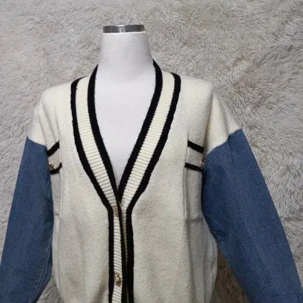 [BUNJANG] Coiniz Denim-Accented Balloon V-Neck Knit Cardigan / 코인코즈 정품 데님배색 벌룬 여성 봄춘추동용 브이넥 니트가디건 프리