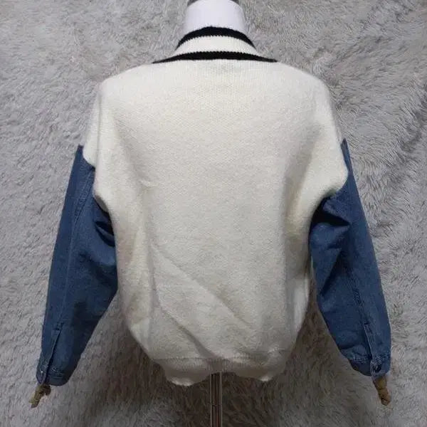 [BUNJANG] Coiniz Denim-Accented Balloon V-Neck Knit Cardigan / 코인코즈 정품 데님배색 벌룬 여성 봄춘추동용 브이넥 니트가디건 프리