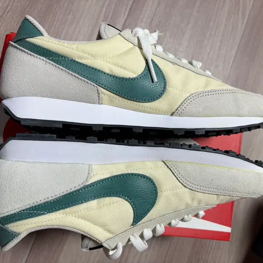 [BUNJANG] Nike Daybreak Ivory Green Sneakers / 나이키 데이브레이크 아이보리 그린 스니커즈