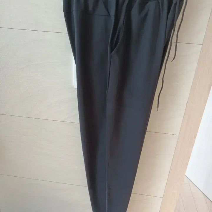 [SOLD OUT] 내셔널지오그래픽 춘추용  조거타잎 면바지 L 새상품 블랙