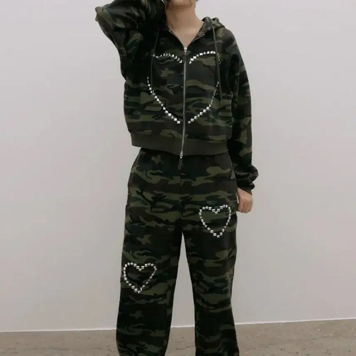 [BUNJANG] Expiredgirl Heart Studded Camo Sweat Pants / 익스파이어드걸 하트 스터드 스웨트 팬츠 카모