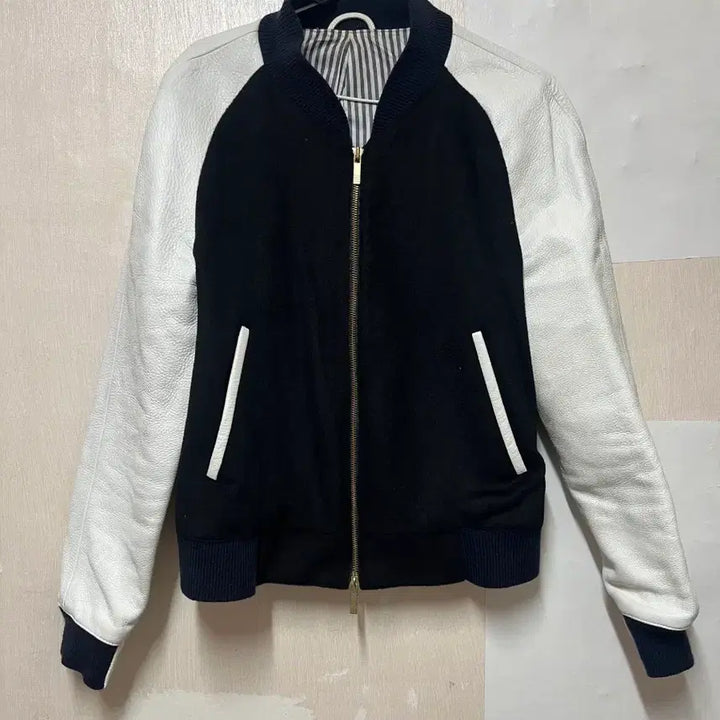 [BUNJANG] Color-Blocked Leather Sleeve Varsity Jacket / 블랙/화이트 배색 가죽소매 야구 점퍼 바시티