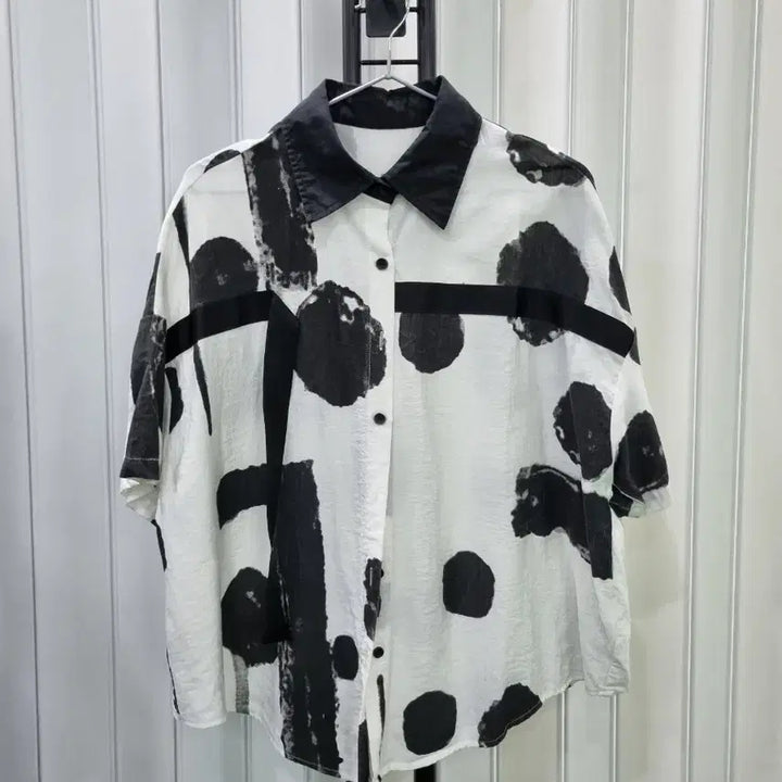 [BUNJANG] White Black Print Short Sleeve Shirt / 화이트 블랙 프린트 반팔 셔츠