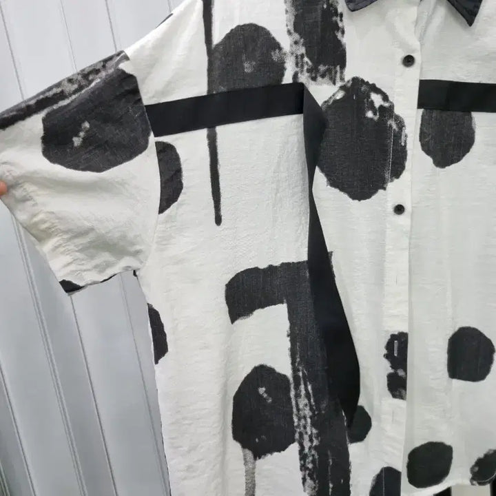 [BUNJANG] White Black Print Short Sleeve Shirt / 화이트 블랙 프린트 반팔 셔츠