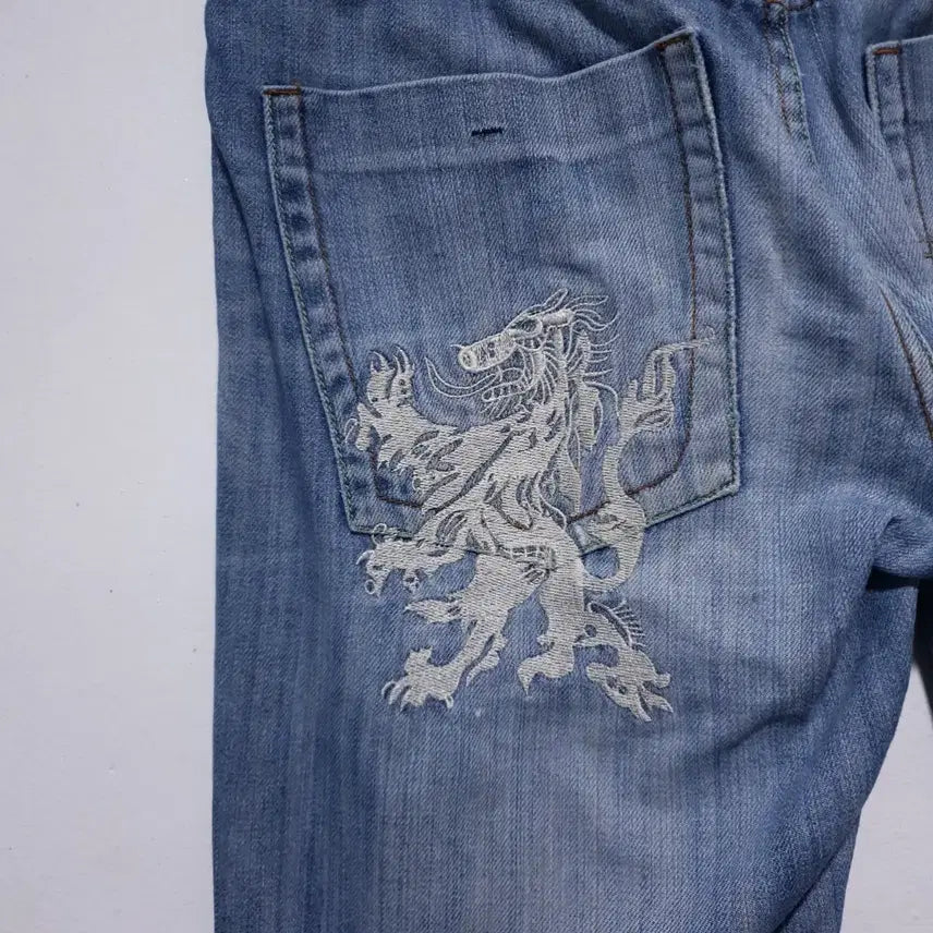 [BUNJANG] Dolce &amp; Gabbana Dragon Embroidered DG Silver Plate Washed Denim Jeans / 돌체앤가바나 드래곤 용 자수 DG 실버 플레이트 워싱 데님 팬츠 청바지