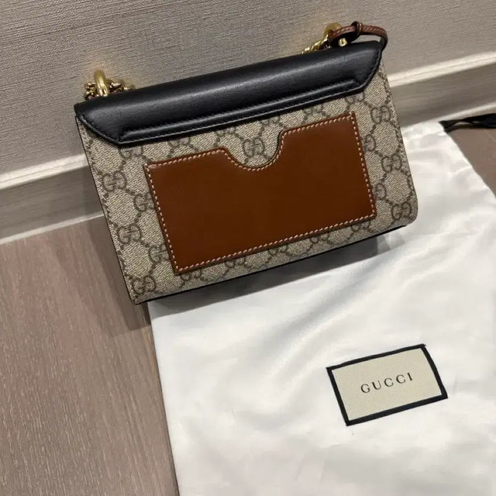[BUNJANG] Gucci Padlock GG Supreme Chain Bag Small / 구찌 패드락 GG 수프림 체인백 스몰