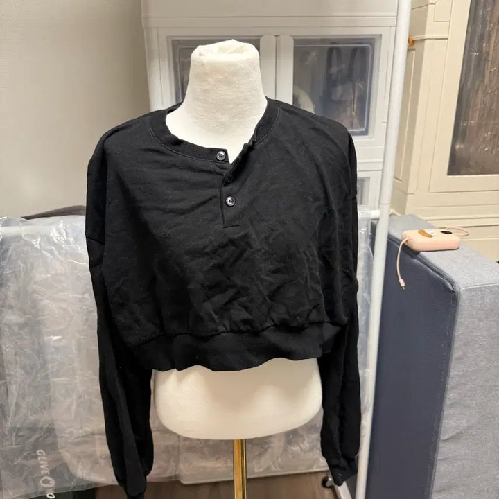 [BUNJANG] Black Long Sleeve Cropped T-Shirt with Button Detail / 블랙 긴팔 크롭 티셔츠