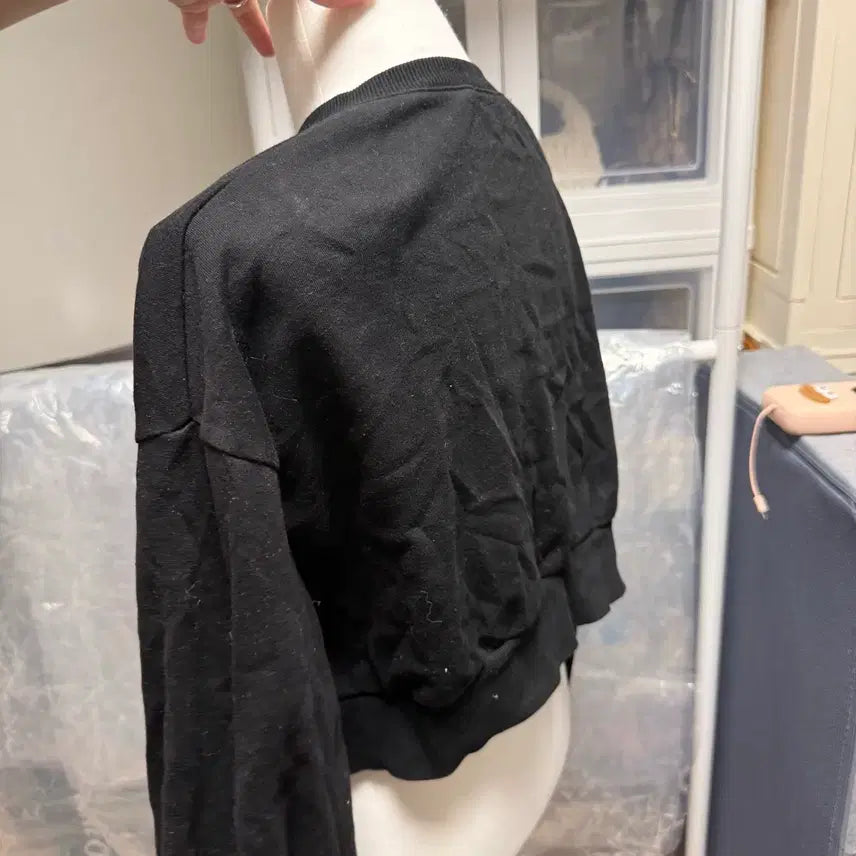 [BUNJANG] Black Long Sleeve Cropped T-Shirt with Button Detail / 블랙 긴팔 크롭 티셔츠