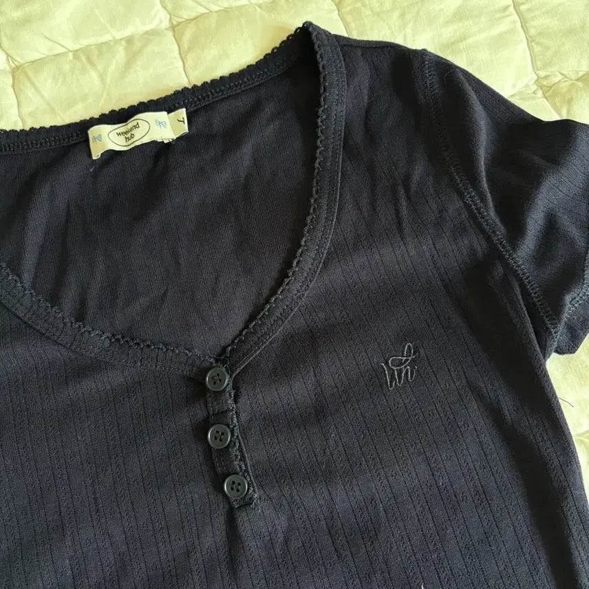 [BUNJANG] Brandy Melville Lace Button Slim Fit T-Shirt / Weekend hub 레이스 단추 슬림핏 티셔츠 브랜디멜빌