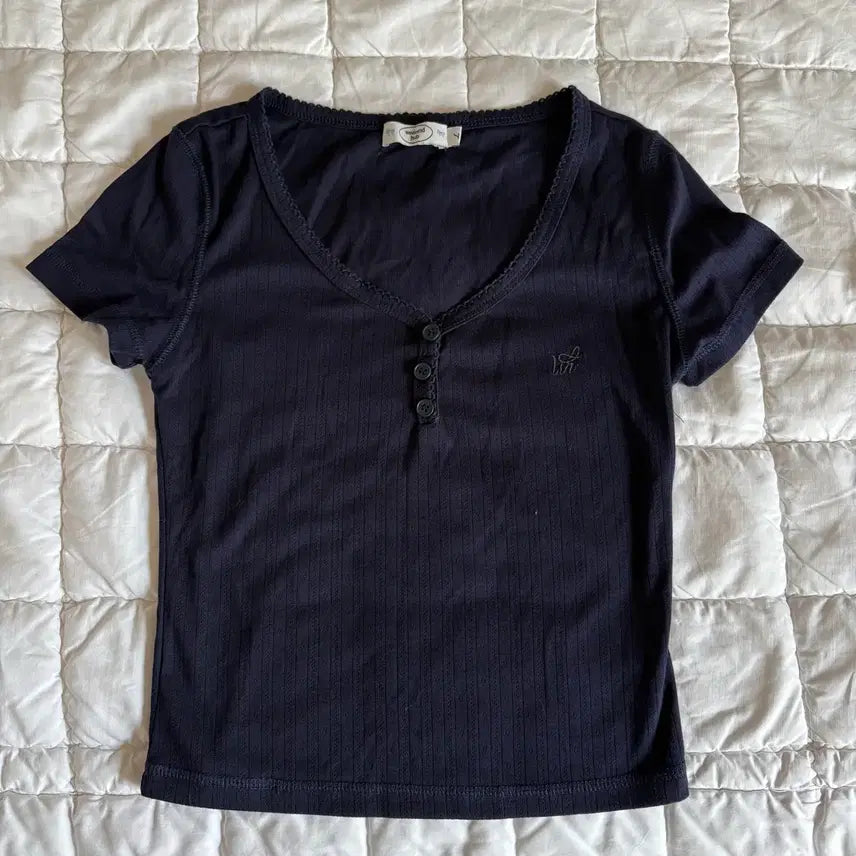 [BUNJANG] Brandy Melville Lace Button Slim Fit T-Shirt / Weekend hub 레이스 단추 슬림핏 티셔츠 브랜디멜빌