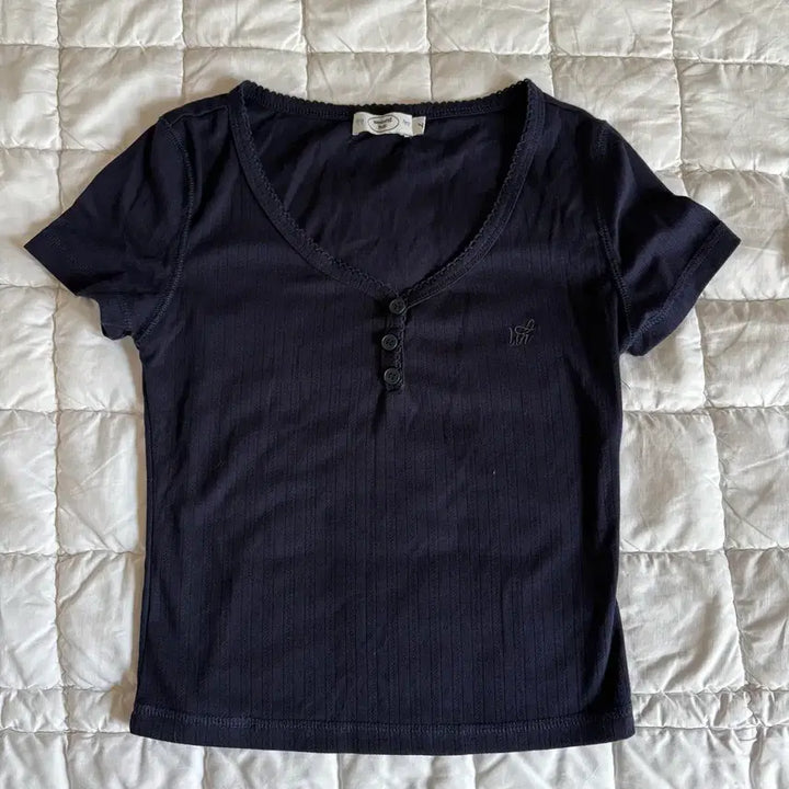[BUNJANG] Brandy Melville Lace Button Slim Fit T-Shirt / Weekend hub 레이스 단추 슬림핏 티셔츠 브랜디멜빌