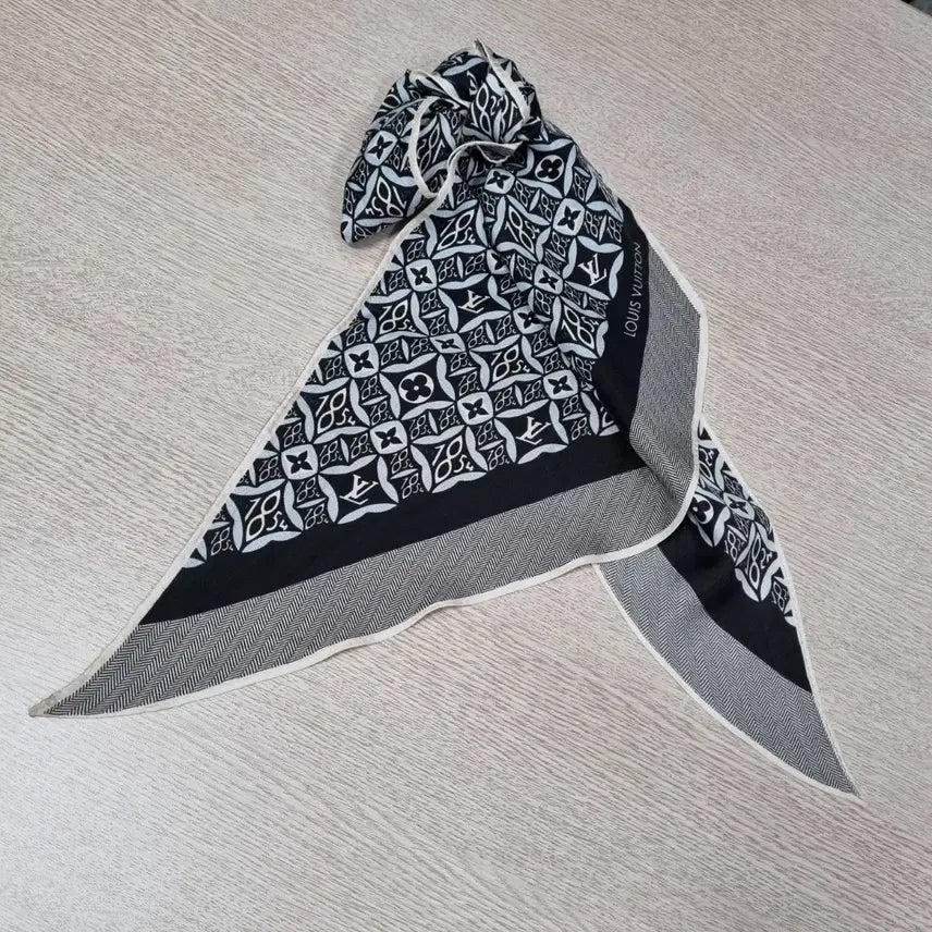 [BUNJANG] Louis Vuitton Spring/Fall Scarf Black &amp; White / ㅡ 루이비틍 봄가을 스카프ㅡ0331