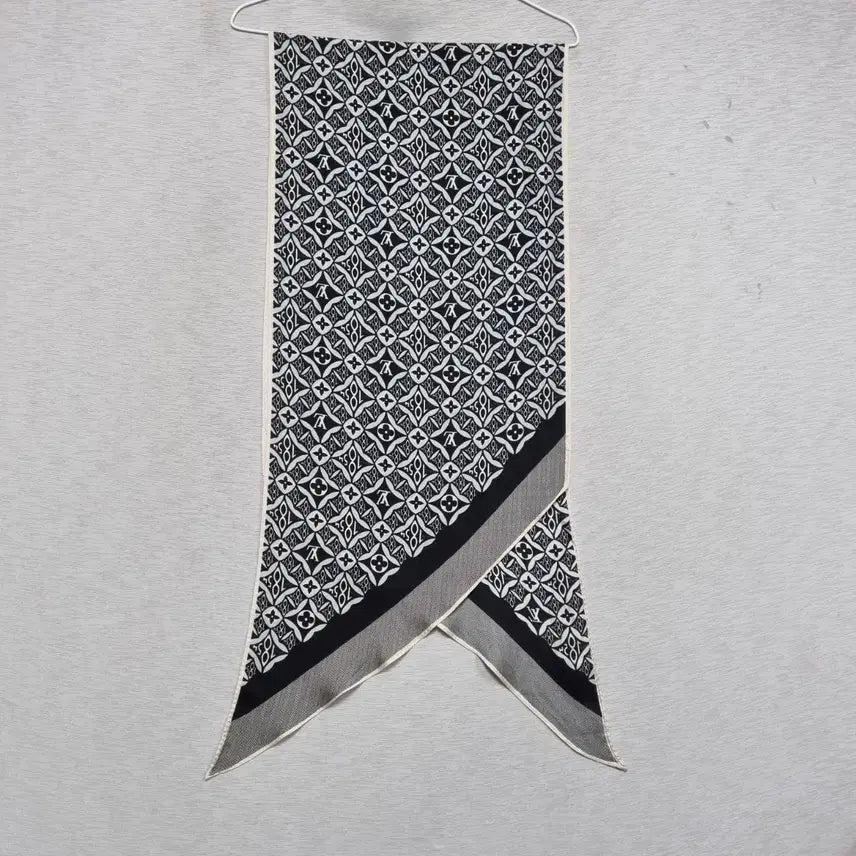 [BUNJANG] Louis Vuitton Spring/Fall Scarf Black &amp; White / ㅡ 루이비틍 봄가을 스카프ㅡ0331