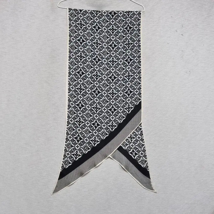 [BUNJANG] Louis Vuitton Spring/Fall Scarf Black &amp; White / ㅡ 루이비틍 봄가을 스카프ㅡ0331