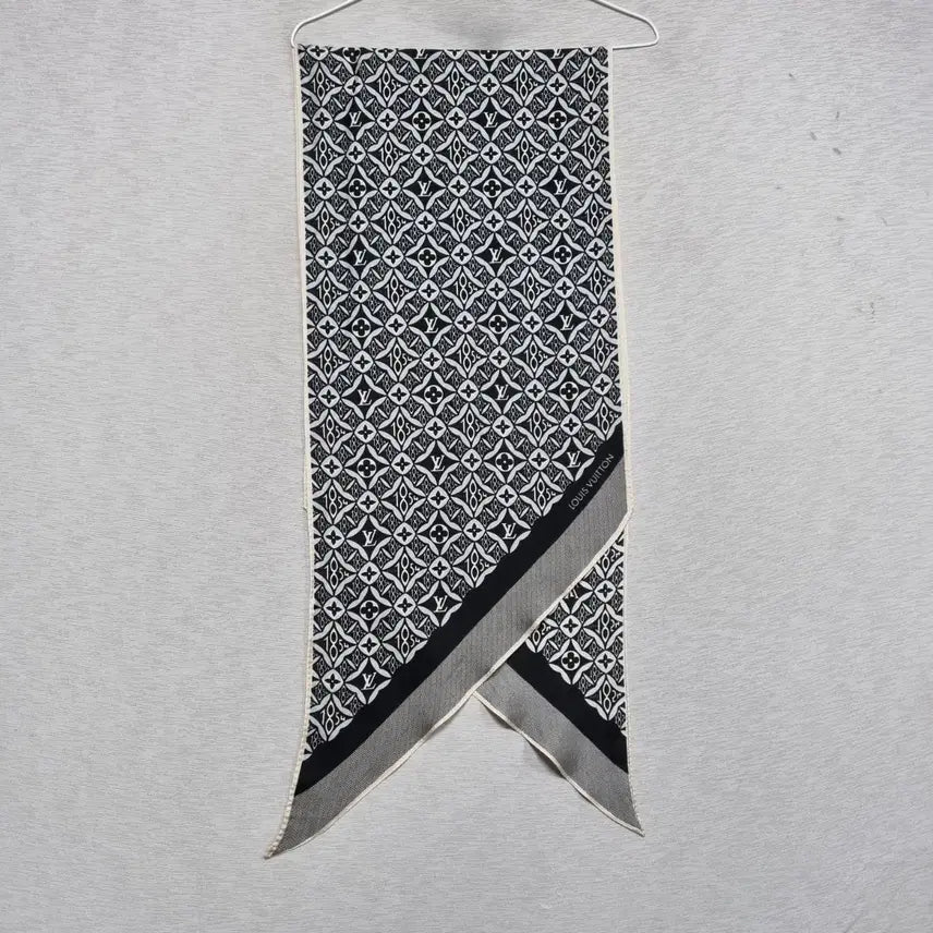 [BUNJANG] Louis Vuitton Spring/Fall Scarf Black &amp; White / ㅡ 루이비틍 봄가을 스카프ㅡ0331