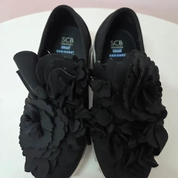 [SOLD OUT] 슈콤마보니 플라워밤 스니커즈 235