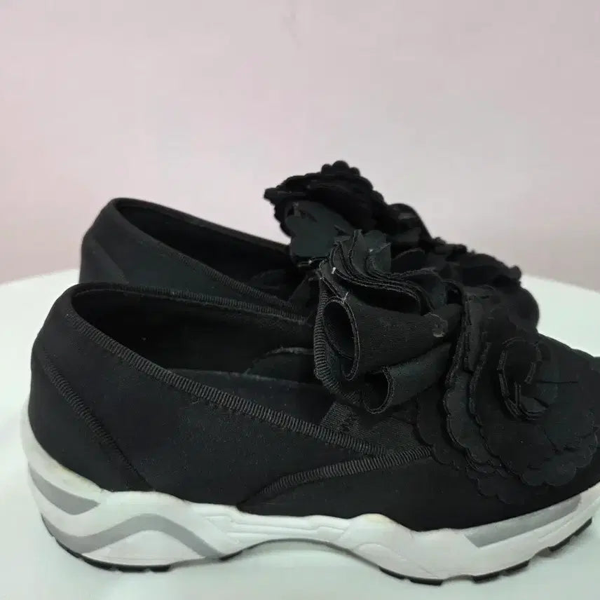 [SOLD OUT] 슈콤마보니 플라워밤 스니커즈 235