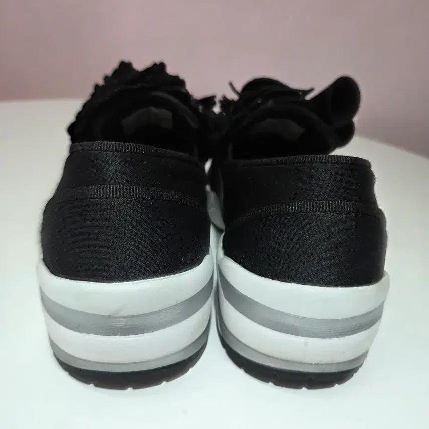 [SOLD OUT] 슈콤마보니 플라워밤 스니커즈 235