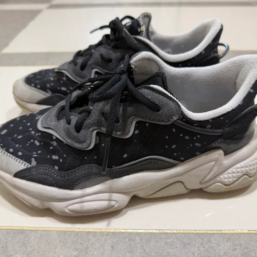 [BUNJANG] Adidas Ozweego Black Sneakers / 아디다스 오즈위고 230 블랙