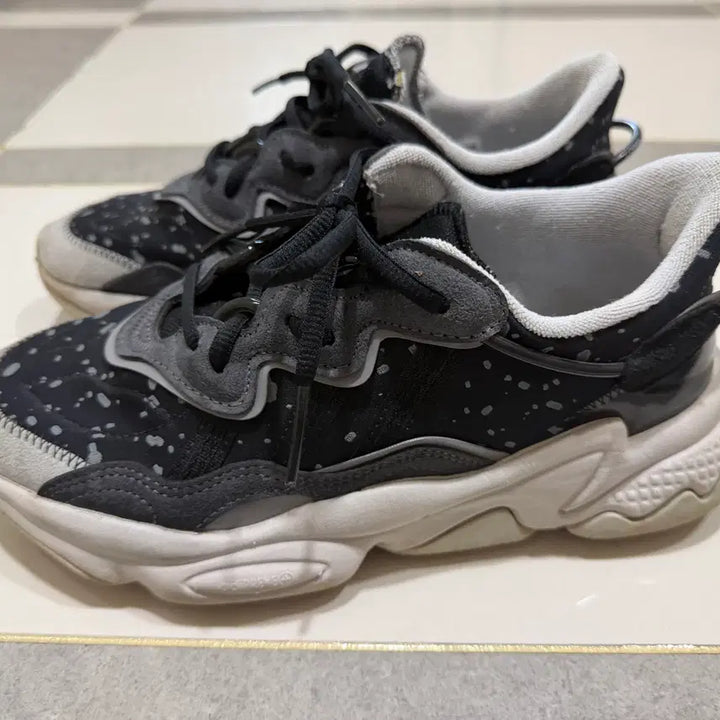 [BUNJANG] Adidas Ozweego Black Sneakers / 아디다스 오즈위고 230 블랙