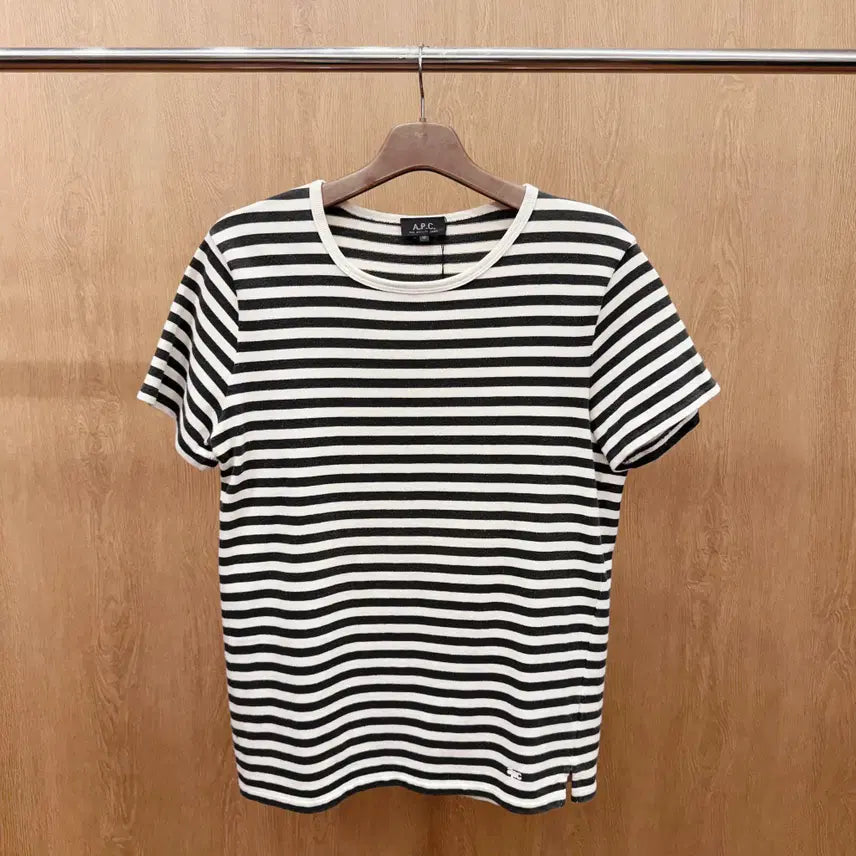[BUNJANG] A.P.C. Striped T-shirt Round Neck / 아페쎄 스트라이프 반팔 티셔츠 라운드넥 자수 디테일 블랙 아이보리