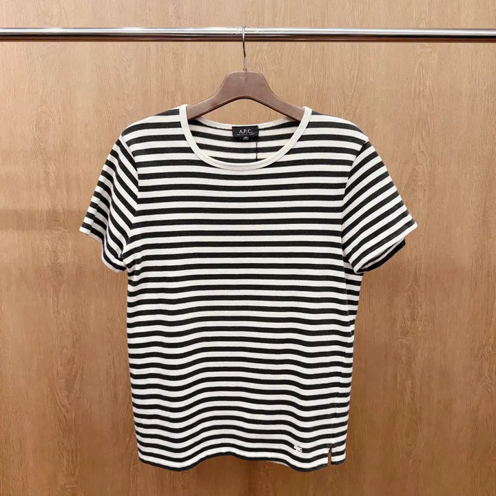 [BUNJANG] A.P.C. Striped T-shirt Round Neck / 아페쎄 스트라이프 반팔 티셔츠 라운드넥 자수 디테일 블랙 아이보리