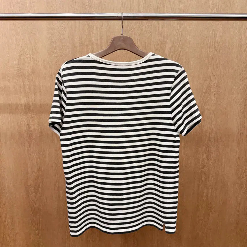 [BUNJANG] A.P.C. Striped T-shirt Round Neck / 아페쎄 스트라이프 반팔 티셔츠 라운드넥 자수 디테일 블랙 아이보리