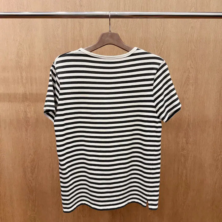 [BUNJANG] A.P.C. Striped T-shirt Round Neck / 아페쎄 스트라이프 반팔 티셔츠 라운드넥 자수 디테일 블랙 아이보리