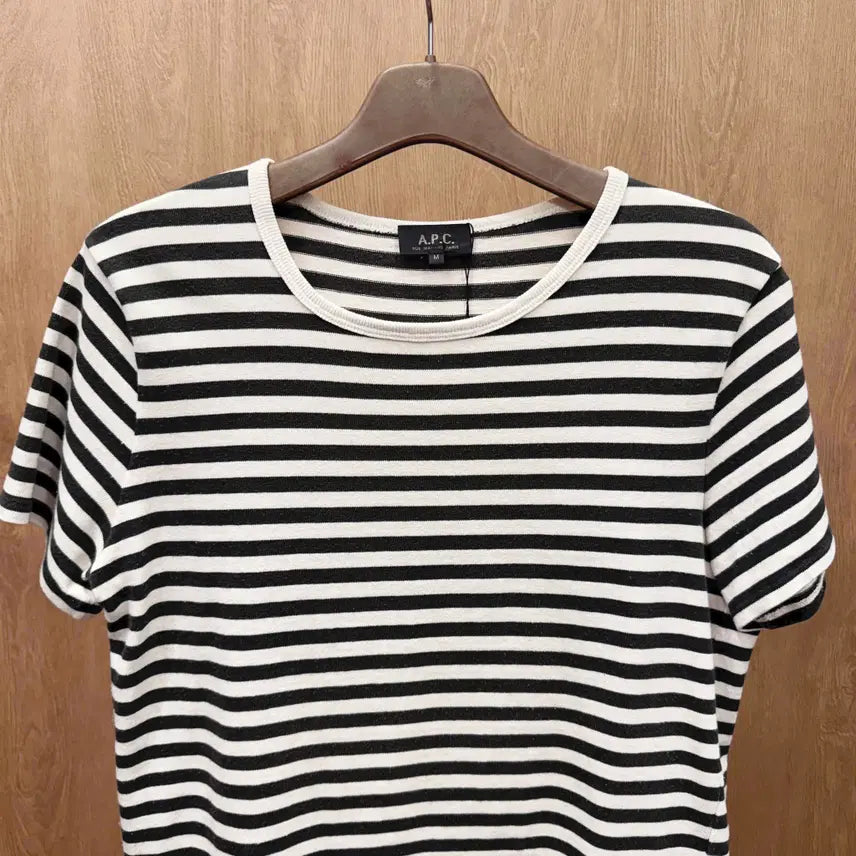 [BUNJANG] A.P.C. Striped T-shirt Round Neck / 아페쎄 스트라이프 반팔 티셔츠 라운드넥 자수 디테일 블랙 아이보리