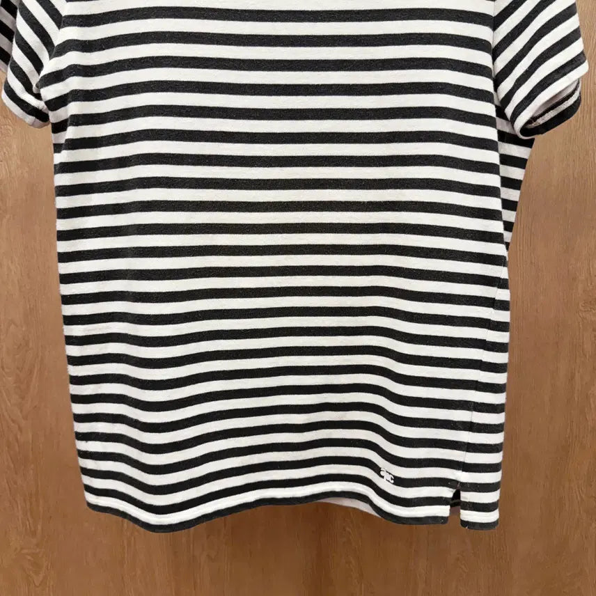 [BUNJANG] A.P.C. Striped T-shirt Round Neck / 아페쎄 스트라이프 반팔 티셔츠 라운드넥 자수 디테일 블랙 아이보리