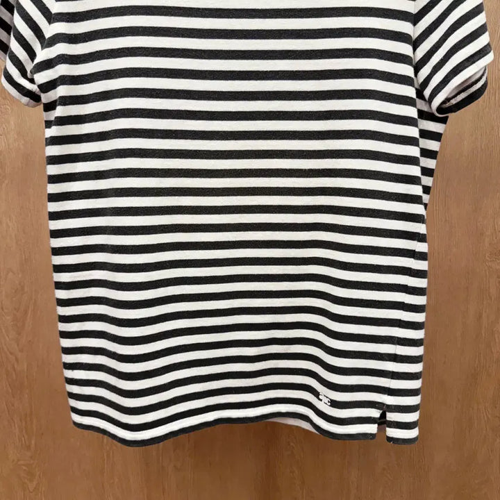 [BUNJANG] A.P.C. Striped T-shirt Round Neck / 아페쎄 스트라이프 반팔 티셔츠 라운드넥 자수 디테일 블랙 아이보리