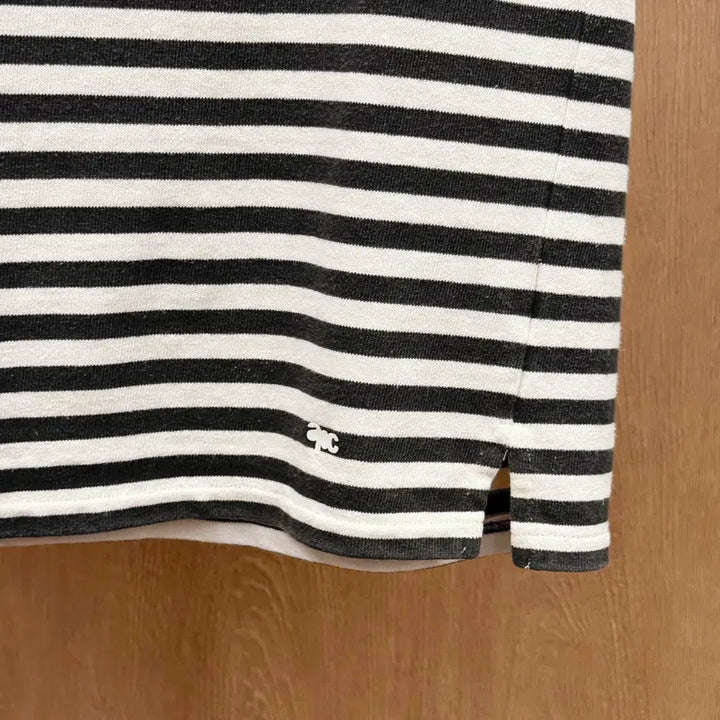[BUNJANG] A.P.C. Striped T-shirt Round Neck / 아페쎄 스트라이프 반팔 티셔츠 라운드넥 자수 디테일 블랙 아이보리