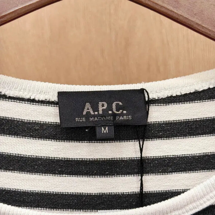 [BUNJANG] A.P.C. Striped T-shirt Round Neck / 아페쎄 스트라이프 반팔 티셔츠 라운드넥 자수 디테일 블랙 아이보리