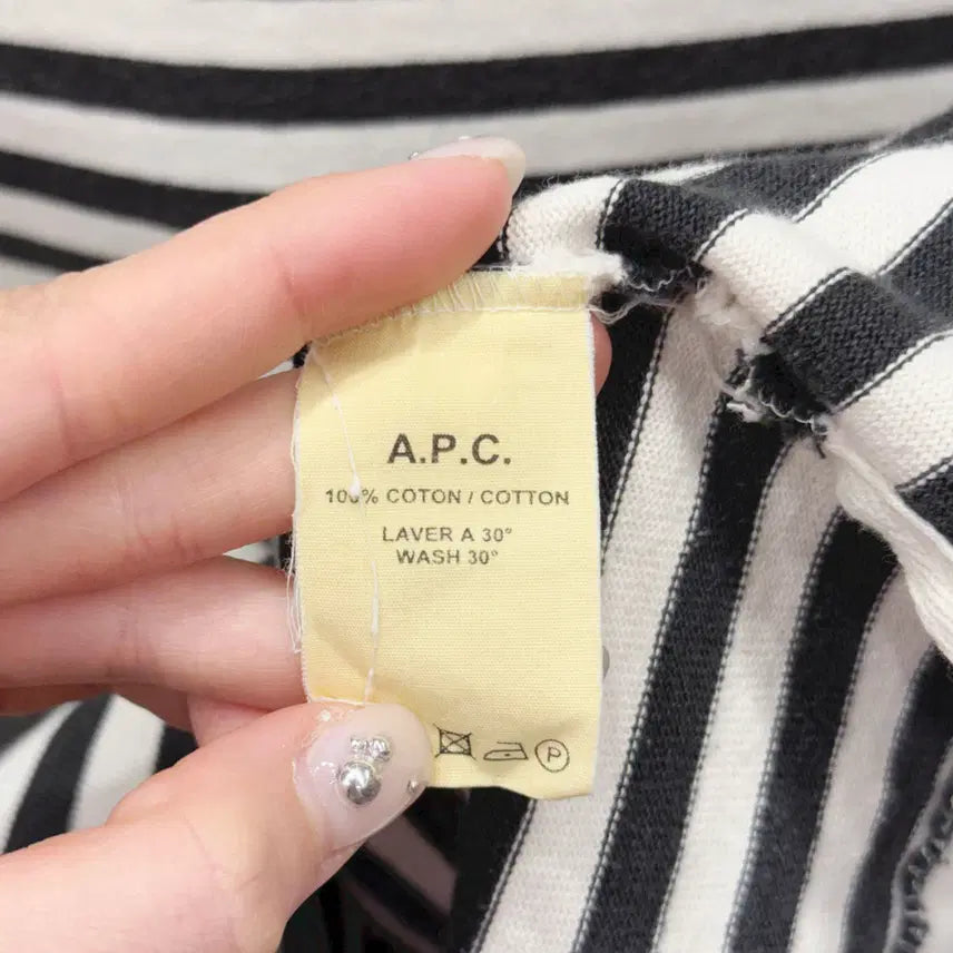 [BUNJANG] A.P.C. Striped T-shirt Round Neck / 아페쎄 스트라이프 반팔 티셔츠 라운드넥 자수 디테일 블랙 아이보리