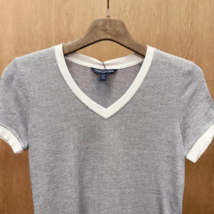[BUNJANG] Calvin Klein Jeans V-Neck T-Shirt Gray / 캘빈클라인 진스 브이넥 반팔 티셔츠 배색 CK로고 디테일 슬림핏 그레이
