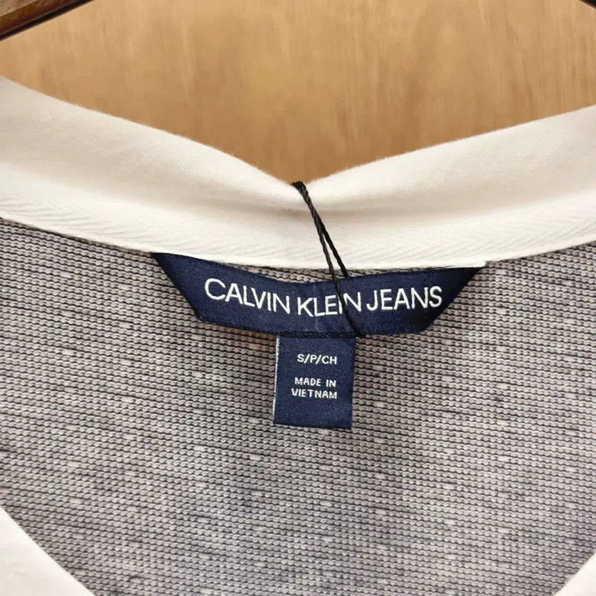 [BUNJANG] Calvin Klein Jeans V-Neck T-Shirt Gray / 캘빈클라인 진스 브이넥 반팔 티셔츠 배색 CK로고 디테일 슬림핏 그레이
