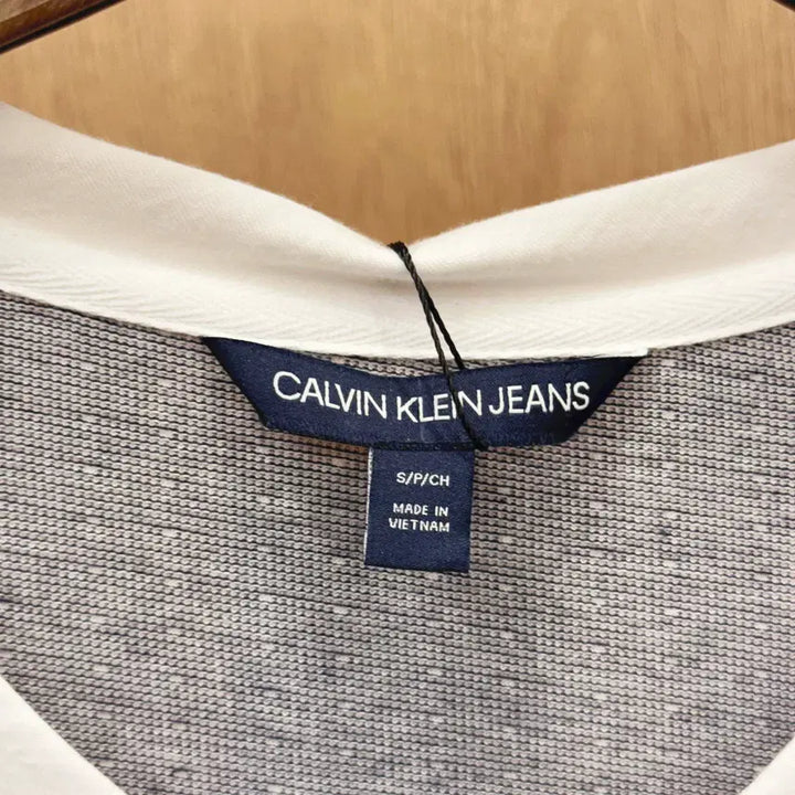 [BUNJANG] Calvin Klein Jeans V-Neck T-Shirt Gray / 캘빈클라인 진스 브이넥 반팔 티셔츠 배색 CK로고 디테일 슬림핏 그레이