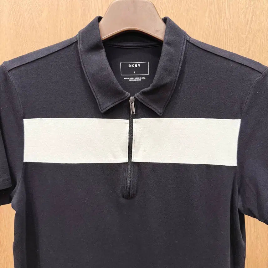[BUNJANG] Donna Karan Half Zip PK Short Sleeve Shirt / 도나카란 하프 집업 PK 반팔 지퍼 디테일 화이트 가로 배색