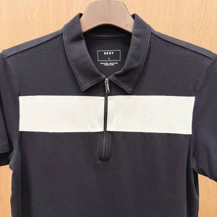 [BUNJANG] Donna Karan Half Zip PK Short Sleeve Shirt / 도나카란 하프 집업 PK 반팔 지퍼 디테일 화이트 가로 배색