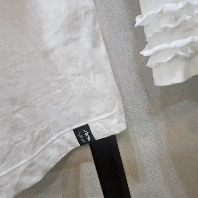 [BUNJANG] Lucky Chouette Frill Detail White T-shirt / 럭키슈에뜨 티셔츠 36사이즈