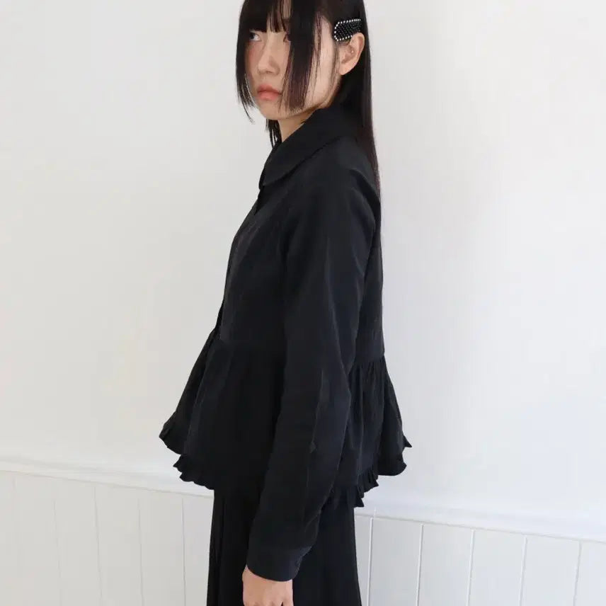 [BUNJANG] Kimi Somy Frill Peach Blouse Black / 김미 솜이 프릴 피치 블라우스 블랙