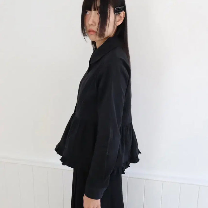 [BUNJANG] Kimi Somy Frill Peach Blouse Black / 김미 솜이 프릴 피치 블라우스 블랙