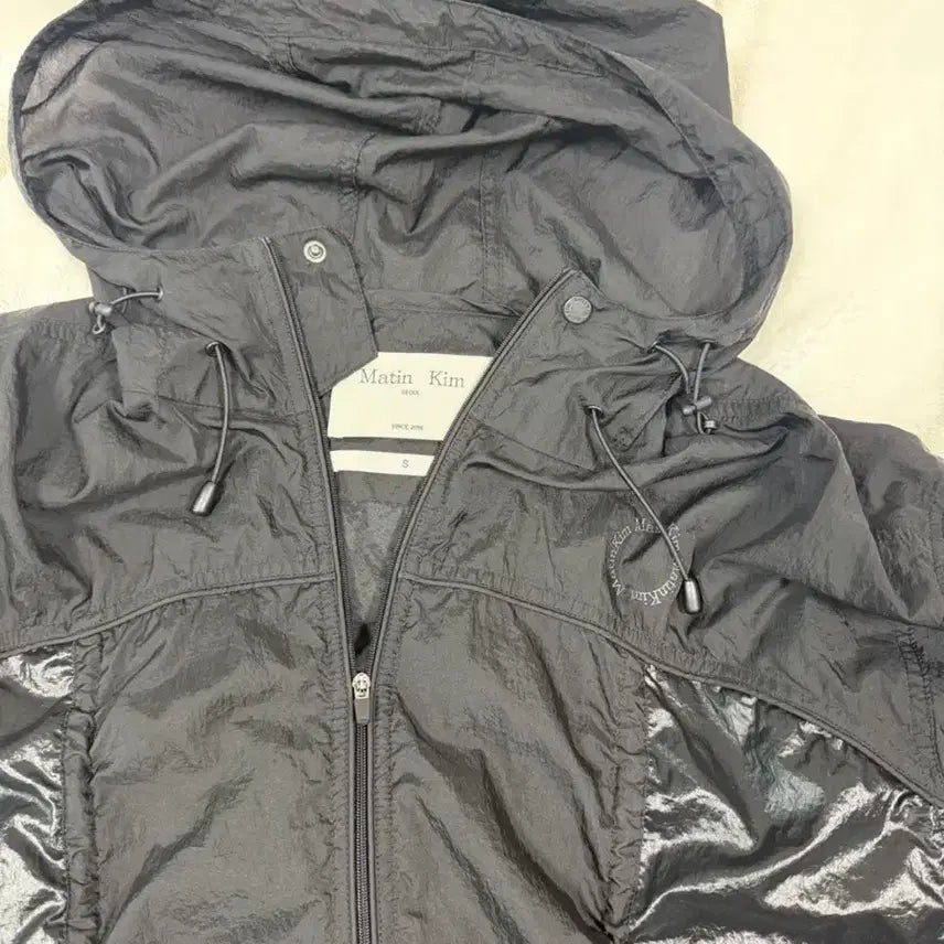 [SOLD OUT] 새상품급 마뗑킴 블랙 후드 바람막이 자켓