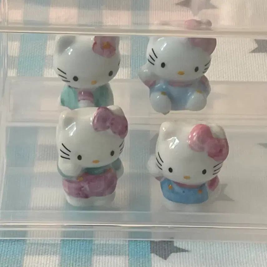 [BUNJANG] Hello Kitty Porcelain Figure 4-Piece Set with Acrylic Case / 일괄 고전 키티 도자기 피규어 4종 아크릴 케이스