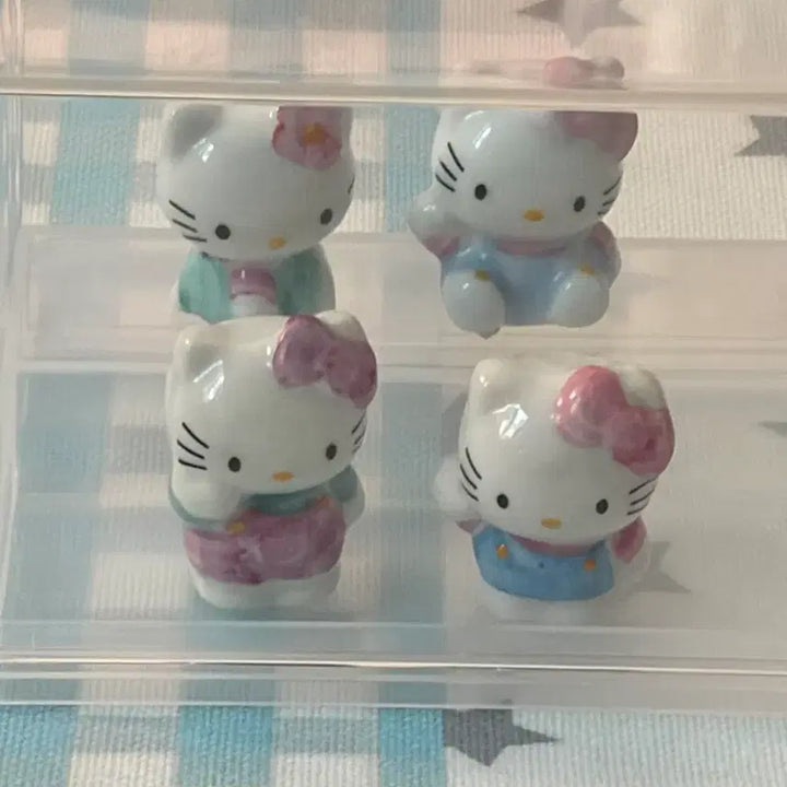 [BUNJANG] Hello Kitty Porcelain Figure 4-Piece Set with Acrylic Case / 일괄 고전 키티 도자기 피규어 4종 아크릴 케이스