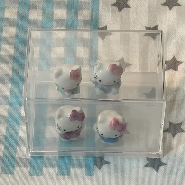 [BUNJANG] Hello Kitty Porcelain Figure 4-Piece Set with Acrylic Case / 일괄 고전 키티 도자기 피규어 4종 아크릴 케이스